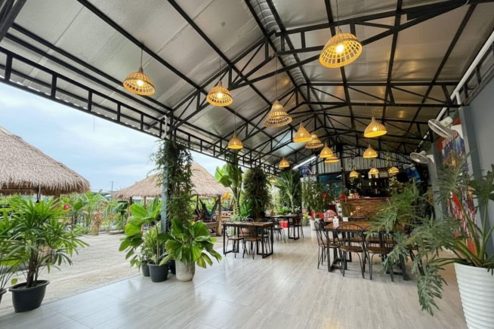 Kh&ocirc;ng gian qu&aacute;n rộng r&atilde;i, tho&aacute;ng m&aacute;t, c&oacute; nhiều c&acirc;y xanh